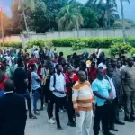 face-aux-propos-tenus-par-henri-konan-bedie-des-jeunes-du-rhdp-versent-du-sang-au-domicile-du-president-henri-konan-bedie