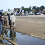 apres-le-deguerpissement-des-lieux-de-stationnement-complicite-entre-policiers-et-chauffeurs-de-woro-woro-la-galere-des-usagers