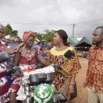 fete-des-meres-mme-solange-mabri-offre-une-cantine-scolaire-2-000-complets-de-pagnes-et-un-tricycle-aux-mamans-de-divo