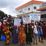 salubrite-en-cote-d-ivoire-des-centaines-de-balayeuses-et-de-pre-collecteurs-prennent-d-assaut-la-mairie-de-yopougon