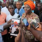 kandia-debarque-dans-le-village-de-la-mere-de-gbagbo-et-parle-ce-qu-elle-a-fait-sur-la-tombe-de-la-mere-de-l-ex-president