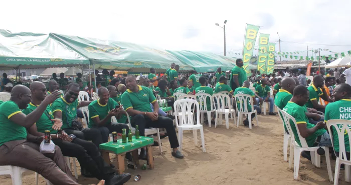 can-solibra-et-ses-partenaires-transforment-les-plus-grandes-places-d-abidjan-en-stade-de-foot