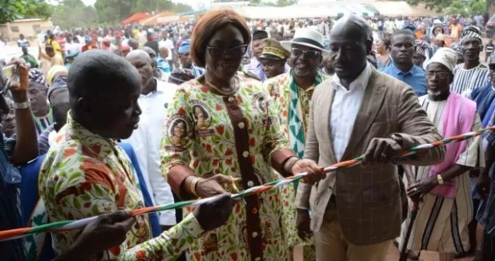 education-nationale-niale-kaba-fait-don-de-tables-et-bancs-a-l-epp-angaye