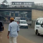 yopougon-couche-dans-un-hamac-perche-au-dessus-du-camion-un-convoyeur-de-betail-se-tue-en-se-fracassant-la-tete-contre-le-rebord-du-pont