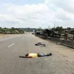 williamsville-un-petit-garcon-boit-du-lait-s-ecroule-et-meurt-dans-la-rue