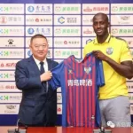 yaya-toure-atterrit-a-qingdao-huanghai-un-club-de-la-d2-chinoise