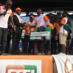 can-2019-dembele-fausseni-dg-rti-remet-des-cheques-aux-deux-gagnants-du-quiz-pour-assister-a-la-finale