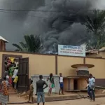 bingerville-l-entrepot-de-chaise-de-l-eglise-saint-augustin-a-moitie-brule