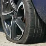 automobile-la-crevaison-une-mauvaise-surprise-pour-les-automobilistes