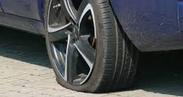automobile-la-crevaison-une-mauvaise-surprise-pour-les-automobilistes