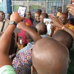 crise-a-la-mge-ci-ex-mupemenet-les-mutualistes-mobilises-attendent-de-pieds-fermes-la-ministre-kandia-camara-et-ses-hommes