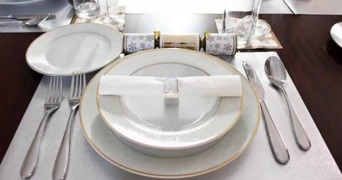 des-astuces-pour-dresser-correctement-une-table-a-manger