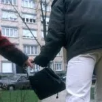 abobo-insecurite-une-jeune-fille-et-ses-agresseurs-s-empoignent