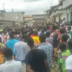 les-fans-de-dj-arafat-prennent-d-assaut-la-clinique-ou-est-decede-le-chanteur-tina-glamour-sur-les-lieux