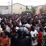 deces-de-dj-arafat-l-hommage-des-chinois-se-transforme-en-une-foire-d-agressions-et-vols-a-angre