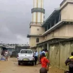 dimbokro-affrontement-entre-des-groupes-rivaux-de-musulmans-des-instruments-sonores-volent-en-eclat-la-chaise-de-l-imam-principal-cassee-le-religieux-exfiltre-la-mosquee-fermee
