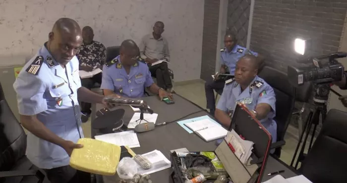 operation-vacances-securisees-158-cd-pornographiques-348-couteaux-266-machettes-312-paires-de-ciseaux-saisis