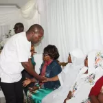 obseques-de-dj-arafat-le-ministre-mabri-toikeusse-et-son-epouse-aux-cotes-de-la-famille