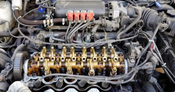 automobile-quelques-astuces-pour-nettoyer-le-moteur-de-sa-voiture