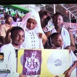 sidiki-diabate-offre-son-disque-de-platine-a-dj-arafat-j-offre-a-mon-ami-ce-disque-car-il-l-avait-promis-a-la-chine