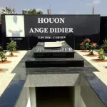 apres-l-inhumation-de-dj-arafat-des-chinois-deshabillent-la-depouille-du-defunt-artiste-sa-cravate-enlevee