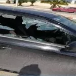 abobo-vol-d-accessoires-de-vehicule-en-stationnement-un-individu-surpris-sur-un-parking-en-plein-travail-avec-un-caillou