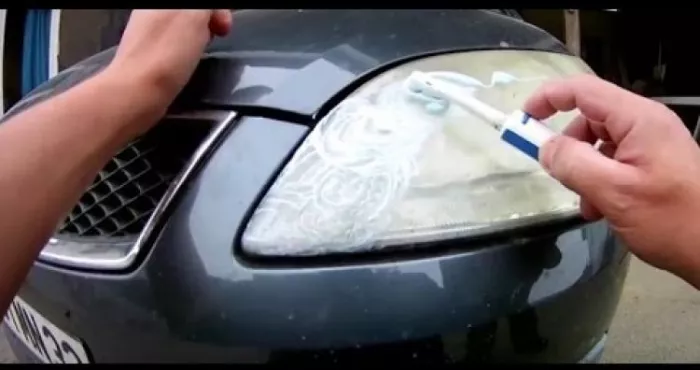 quelques-astuces-pour-nettoyer-les-phares-de-sa-voiture
