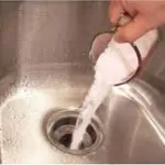 voici-une-astuce-pour-deboucher-la-canalisation-d-evier-et-lavabo-et-eviter-les-mauvaises-odeurs