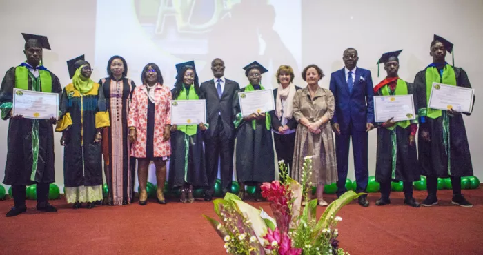 enseignement-superieur-systeme-britannique-des-etudiants-en-fin-de-cycle-celebres