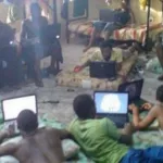 yopougon-escroquerie-six-brouteurs-surpris-dans-une-maison-une-importante-somme-d-argent-et-des-ordinateurs-saisis