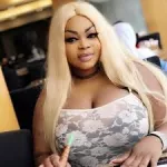 apres-avoir-recu-le-trophee-de-la-femme-la-plus-influente-d-afrique-au-burkina-eudoxie-yao-s-ecroule-de-tout-son-poids-devant-le-public