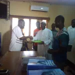 rentree-scolaire-2019-2020-enguerran-kassi-offre-plusieurs-kits-scolaires-aux-eleves-de-tiemelekro-et-anoumaba