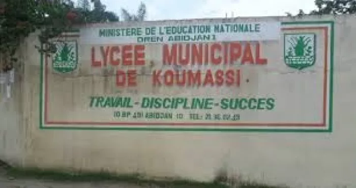 enseignement-lycee-municipal-2-de-koumassi-05-une-affaire-de-tables-bancs-divise-le-proviseur-et-des-parents-d-eleves