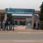 proces-de-mangoua-jacques-les-rues-du-quartier-commerce-de-bouake-bouclees-par-la-gendarmerie-depuis-4-heures-du-matin-la-police-deployee-devant-le-tribunal