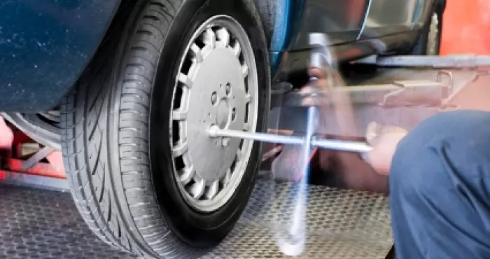 quelques-astuces-pour-changer-le-pneu-de-sa-voiture