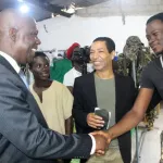 maurice-bandaman-sur-le-site-du-tournage-du-film-la-nuit-des-rois-de-philippe-lacote-nous-comptons-sur-le-talent-du-realisateur-et-des-jeunes-acteurs-pour-que-le-film-glane-des-lauriers