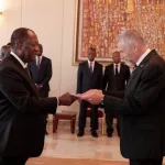 le-chef-de-l-etat-a-recu-les-lettres-de-creance-de-quatre-nouveaux-ambassadeurs