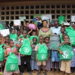 rentree-scolaire-2019-2020-mme-solange-mabri-offre-plusieurs-kits-scolaires-a-des-enfants-defavorises-du-district-d-abidjan