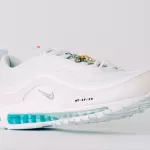 chaussure-jesus-shoes-des-nikes-avec-de-l-eau-benite-dans-la-semelle