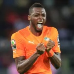 wilfried-kanon-pris-avec-une-bouteille-de-biere-avant-cote-d-ivoire-rdc