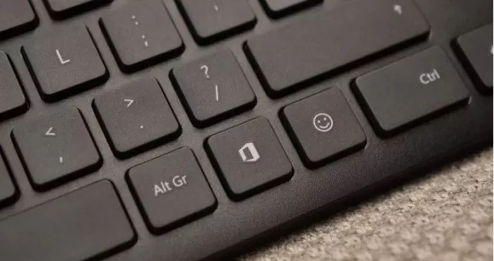 microsoft-lance-de-nouveaux-claviers-avec-un-raccourci-emoji-et-office