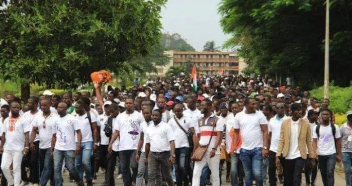 des-etudiants-descendent-dans-les-rues-les-rois-de-moossou-et-des-n-zima-chasses-soro-porte-plainte