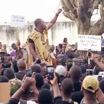 suite-a-l-assassinat-d-un-des-leurs-des-centaines-d-etudiants-envahissent-les-rues-de-cocody