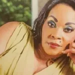 tina-glamour-surprise-dans-les-bras-d-un-jeune-homme