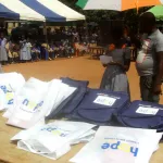 bocanda-didakayo-des-kits-et-tables-bancs-offerts-par-l-ong-hope-charity