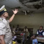 alain-lobognon-indigne-face-a-l-image-d-une-salle-de-classe-d-une-ecole-primaire-d-attecoube