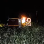 en-pleine-intervention-dans-un-accident-l-ambulance-des-pompiers-avec-des-blesses-projetee-violemment-en-brousse-par-un-camion-fou