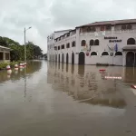 inondations-a-grand-bassam-malgre-le-pompage-l-eau-sort-de-terre-revient-a-la-charge-psychose-dans-la-ville