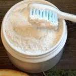 astuce-cendre-de-bois-pour-des-dents-propre-et-eclatante