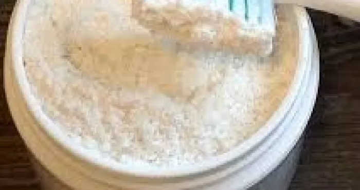 astuce-cendre-de-bois-pour-des-dents-propre-et-eclatante